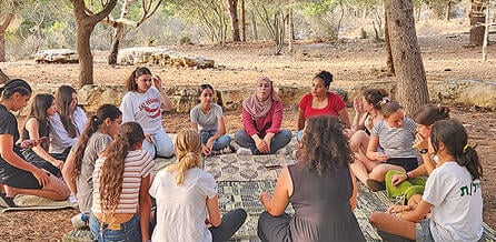 "הקרבה לערב אל עראמשה היא לא רק פיזית אלא גם רגשית". קבוצת "מגלגלות" yk14474875