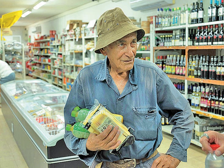 יונה גבאי. "מזיעים עד השורשים של הפטרוזיליה" (יובל חן) יונה גבאי. "מזיעים עד השורשים של הפטרוזיליה"