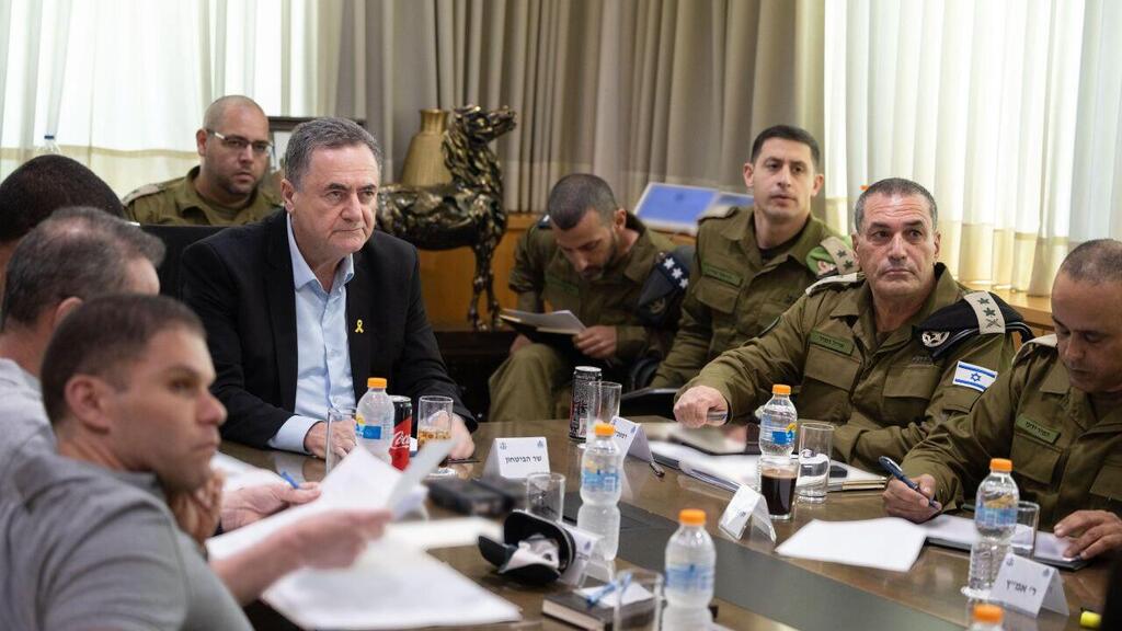 כ"ץ והרמטכ"ל בדיון בקריה בשבוע שעבר. "נחושים להכריע את חמאס" (צילום: שירה קינן, משרד הביטחון) שר הביטחון בדיון עם הרמטכ"ל ובכירים