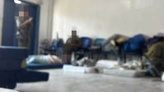 חיילות מעולפות בבסיס סיירים שליד אילת