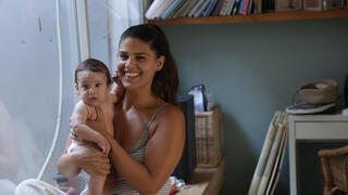 רותם טלמור עם בנה, שנולד בלידה ביתית רותם טלמור עם בנה, שנולד בלידה ביתית