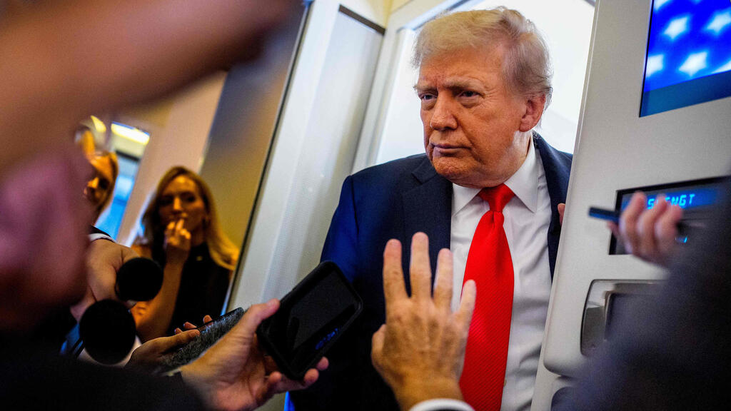 Hamas wants written guarantees from the US (Photo: Andrew Harnik / Getty Images / AFP) נשיא ארה"ב טראמפ במטוס אייר פורס 1 בדרך ל פסגה עם פוטין אלסקה