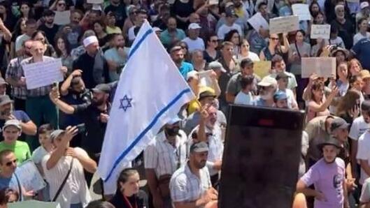 מפגינים בעד התערבות ישראלית בא-סווידא