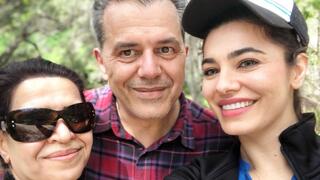 Gazelle Sharmahd (right) with her parents Mimi and Jamshid 