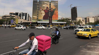 נהג מונית מוניות נוסע איראן טהרן רחובות רחוב כבישים כביש