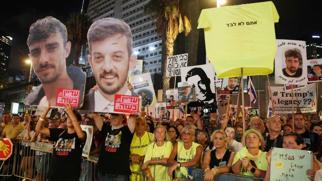 Protesters in Tel Aviv call for the release of all of the hostages (Photo: Dana Koppel) עצרת בכיכר החטופים ביום "ישראל עוצרת"