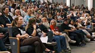 משפחות החטופים בכנס החירום הארצי של צוותי בריאות הגוף והנפש להחזרת כל החטופים