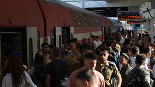 אי סדרים ועומס בתחנת סבידור מרכז בשל יום העצירה והמחאות למען החטופים
