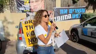 סיגל מנצורי ליד ביתו של השר קיש אמא של רויה ונורל שנרצחו בנובה נואמת מול ביתו של קיש בזמן שהוא שם מוסיקה בעוצמה חזקה