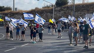 צומת שילת חסומה על ידי מאות מפגינים. למען החטופים - יום עצירה למענם