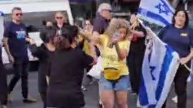 כפר סבא - אלימות ותקיפת מפגינים המוחים למען החטופים 