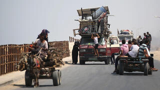 משפחות פלסטיניות עוזבות את נוסיראת לכיוון דרום רצועת עזה