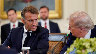 נשיא צרפת מקרון לצד נשיא ארה