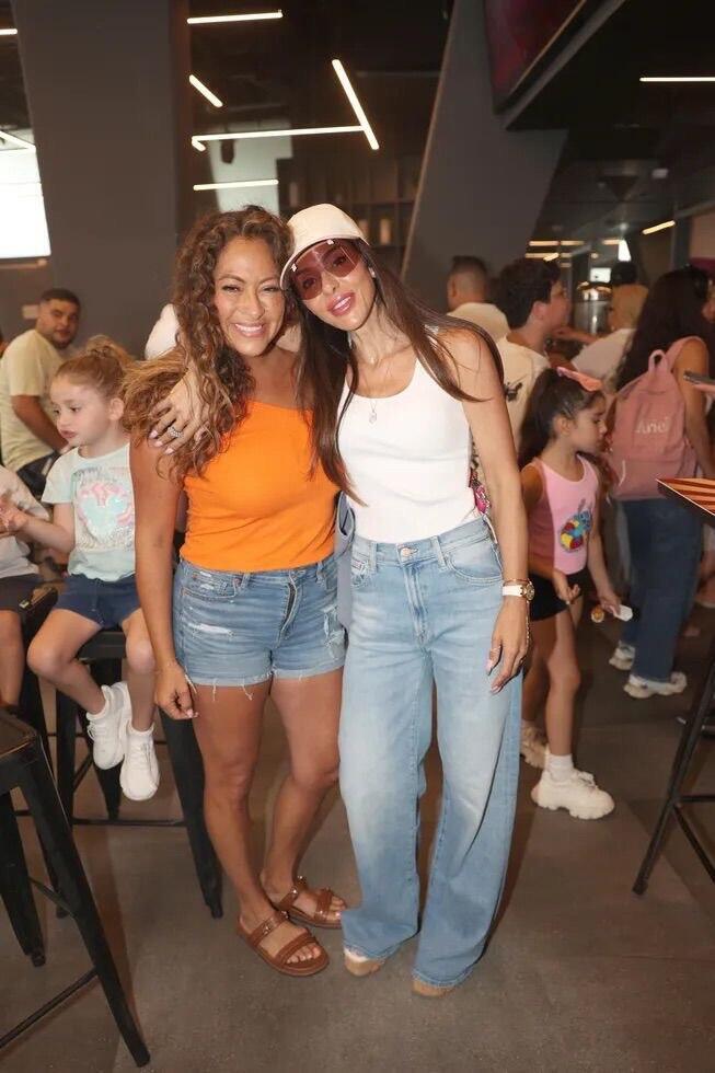 כאן אחת בשביל השניה. נעמה וליהיא (צילום: אור גפן) אירוע קרקס חופש גדול