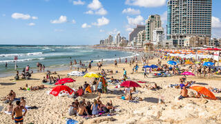 רוחצים בחוף תל אביב