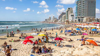 רוחצים בחוף תל אביב