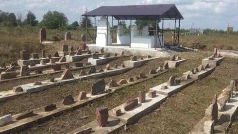 Russian missile hits Jewish cemetery in Ukraine