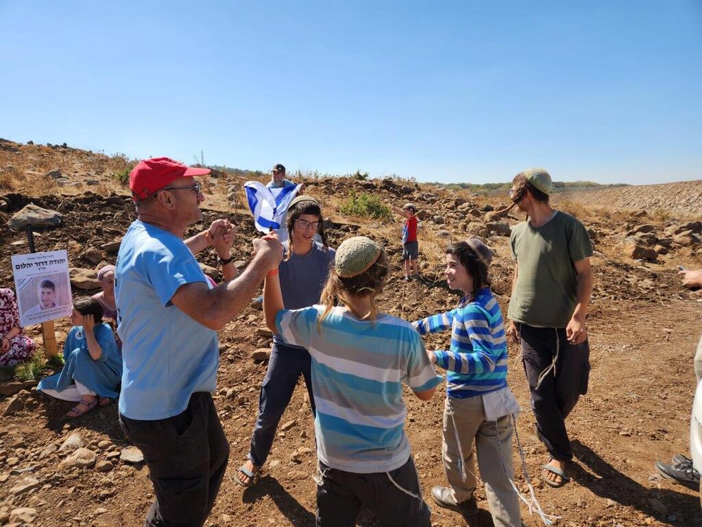 "תנו לשבת כאן בשקט". פעילי "חלוצי הבשן". חציית הגדר לשטח סוריה ב-2025 (צילום: חלוצי הבשן) הניחו אבן פינה ליישוב חדש בשם נווה הבשן