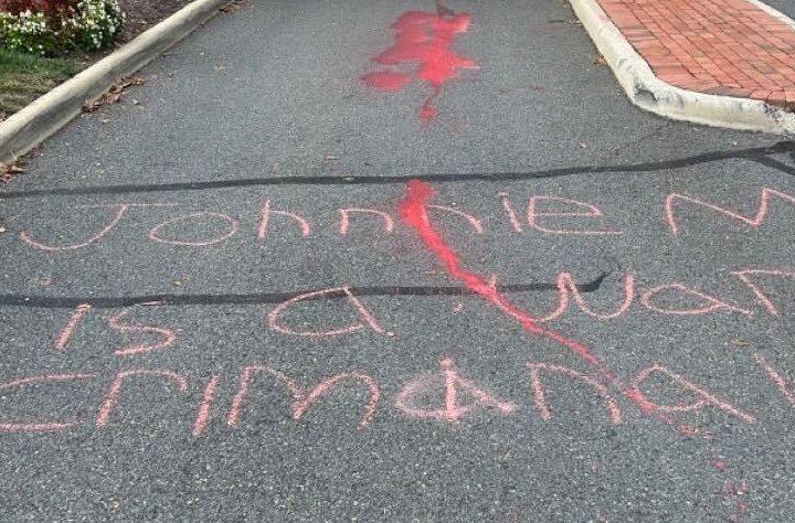 Street graffiti against Moore כיתוב נגד מור