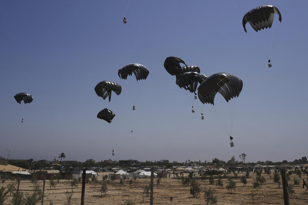 UAE humanitarian supplies airdropped over Deir al-Balah, Gaza (Photo: AP Photo/Abdel Kareem Hana) סיוע הומניטרי של איחוד האמירויות נוחת בדיר אל-בלח