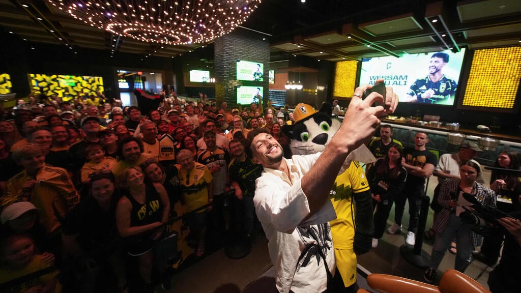 Wessam Abou Ali poses with fans (Photo: Jason Mowry / Getty Images / AFP) ויסאם אבו עלי מצטלם עם האוהדים