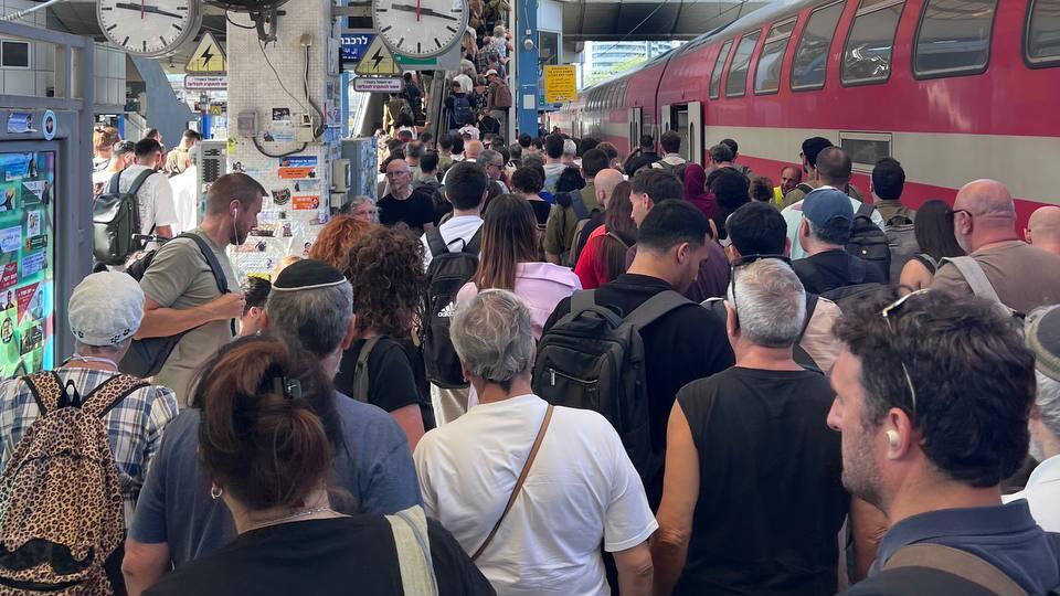 העומסים בסבידור (צילום: בר זגה) עומסים בתחנת רכבת סבידור