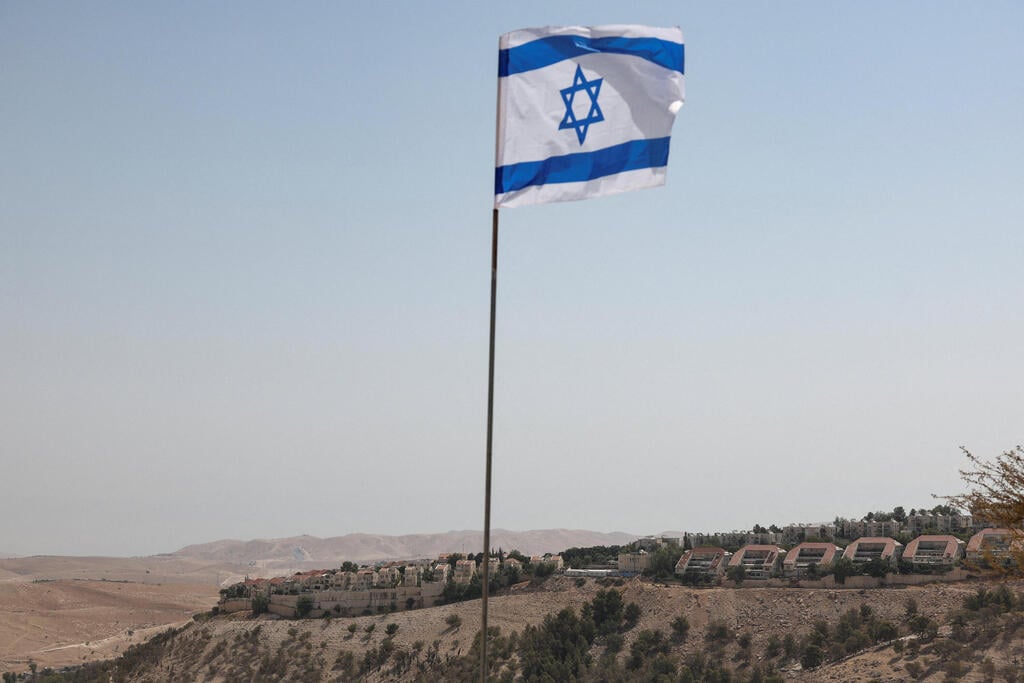 דגל ישראל מתנופף מעל מעלה אדומים