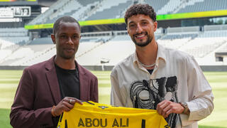 ויסאם אבו עלי מוצג באצטדיון לצד המאמן ווילפריד ננסי