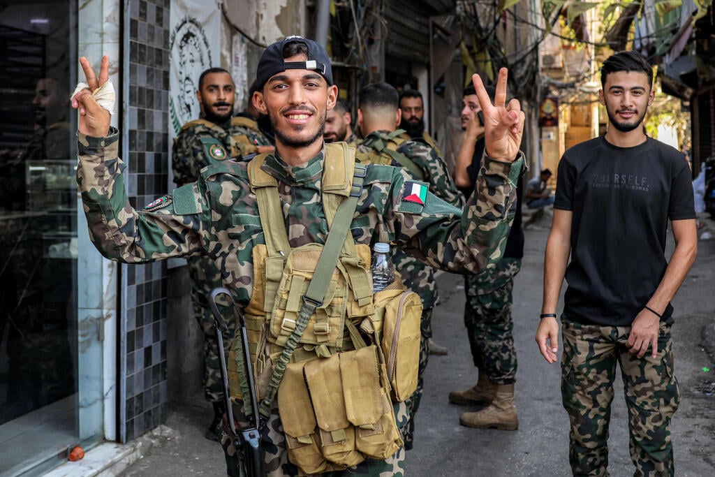 Palestinian gunmen surrendering their weapons in the Burj al-Barajneh camp, Lebanon (Photo: Anwar AMRO / AFP) לבנון מסירת נשק מחנות פליטים פלסטיניים פלסטינים ארגונים בורג' אל בראג'נה