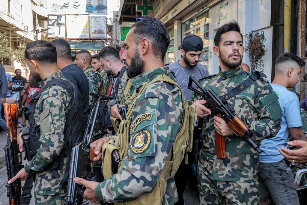 Palestinian gunmen surrendering their weapons in the Burj al-Barajneh camp, Lebanon (Photo: Anwar AMRO / AFP) לבנון מסירת נשק מחנות פליטים פלסטיניים פלסטינים ארגונים בורג' אל בראג'נה