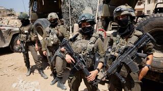 הלוחמות הפרמדיקיות שמתמרנות עם הלוחמים ברצועת עזה