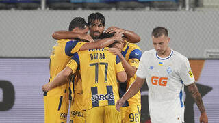 פרץ והחברים חוגגים