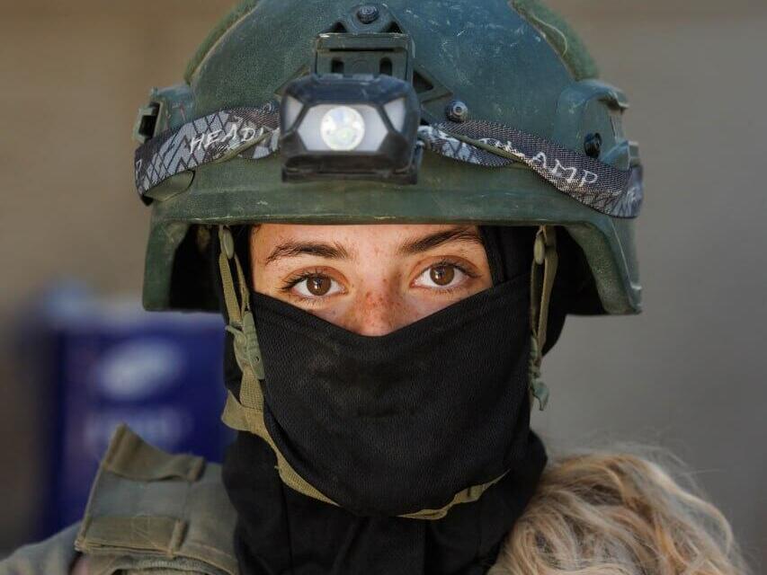 Cpl. M (Photo: Ziv Koren) הלוחמות הפרמדיקיות שמתמרנות עם הלוחמים ברצועת עזה