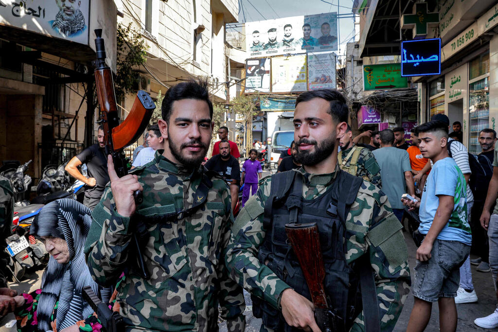Palestinian gunmen surrendering their weapons in the Burj al-Barajneh camp, Lebanon (Photo: Anwar AMRO / AFP) לבנון מסירת נשק מחנות פליטים פלסטיניים פלסטינים ארגונים בורג' אל בראג'נה