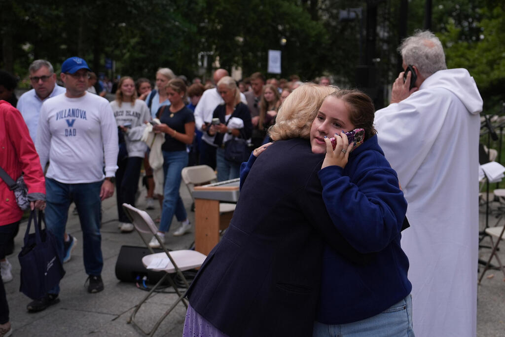 אנחת הרווחה לאחר שהתברר כי מדובר במתיחה (Matt Slocum, AP) חשש לאירוע ירי באוניברסיטת וילאנובה בפנסילבניה