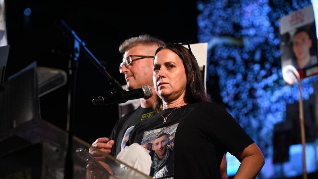 Anat Angrest at Hostage Square (Photo: Lior Rotshtein) ענת וחגי אנגרסט בעצרת
