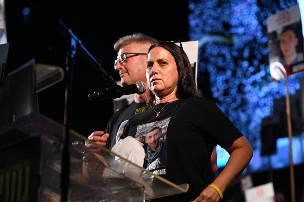 The Angrests at a rally calling for the release of hostages held in Hamas captivity (Photo: Lior Rothstein) ענת וחגי אנגרסט בעצרת