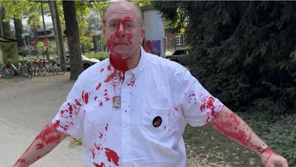 Stawski attacked with red dye in Germany צבע אדום הותז על כמה יהודים
