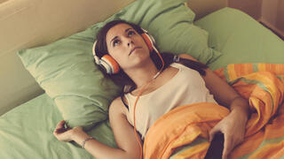 האזנה למוזיקה במיטה