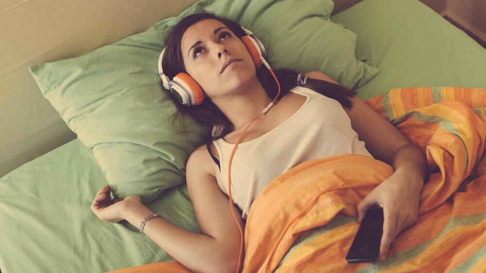 האזנה למוזיקה במיטה