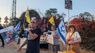 יהודה כהן מפגין מול ביתו של השר ישראל כ