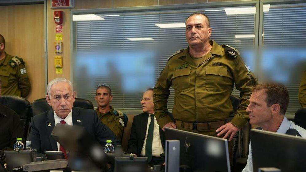 Prime Minister Benjamin Netanyahu and IDF Chief of Staff Eyal Zamir (Photo: Defense Ministry) ראש הממשלה, שר הביטחון והרמטכ"ל צופים בתקיפה מהבור בקרייה