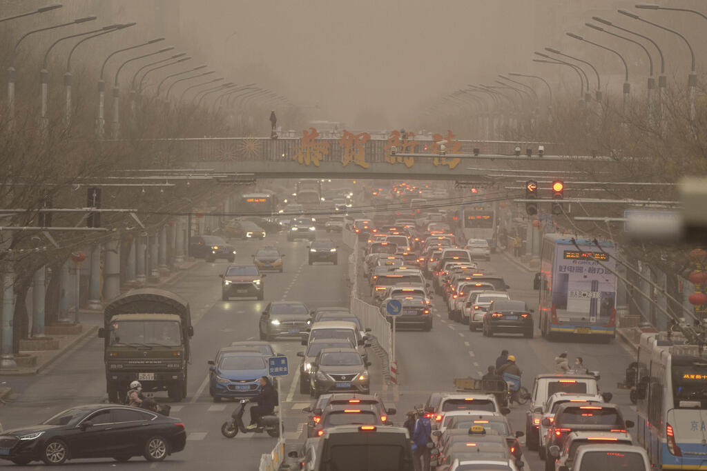 זיהום אוויר כבד מכלי רכב בסין (צילום: Mark Schiefelbein/AP) זיהום אוויר כבד מכלי רכב בסין