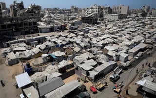 עזתים במחנה אוהלים בעיר עזה