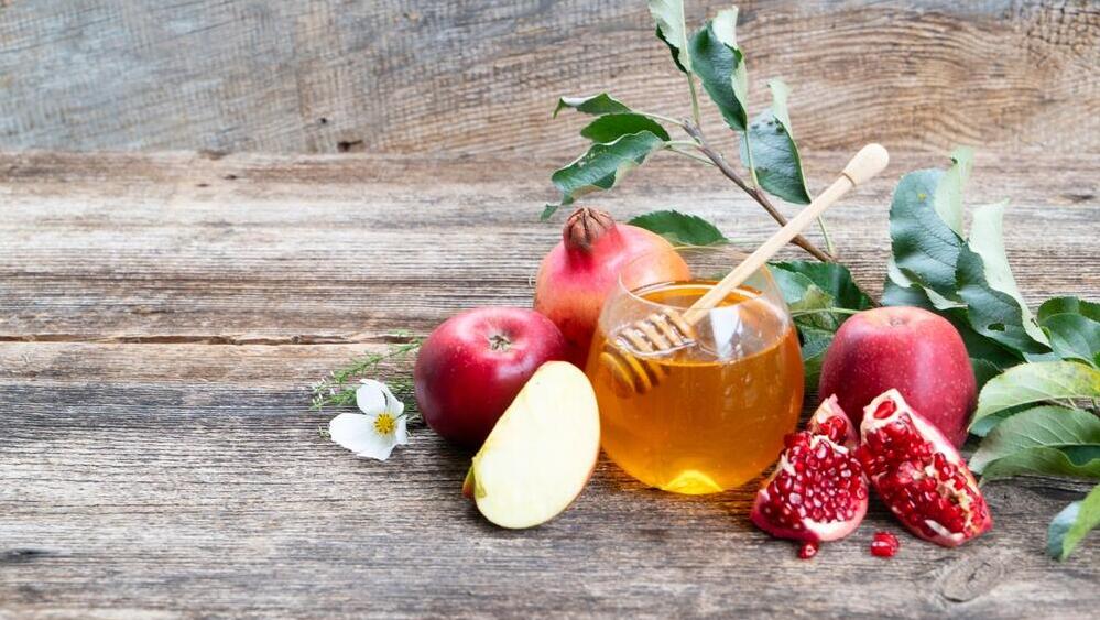 Rosh Hashana symbols (Photo: Neirfy / Shutterstock) רימונים, תפוחים ודבש