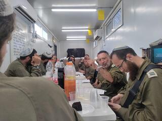 הרב בן ציון אלגאזי (שני מימין) בשיעור ללוחמים