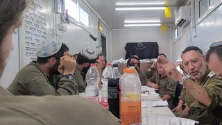 הרב בן ציון אלגאזי (שני מימין) בשיעור ללוחמים