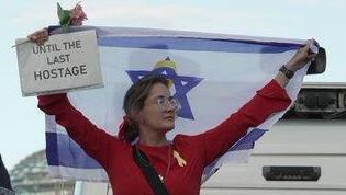 פוליטיקאית פרו-ישראלית מגרמניה, קרולינה פרייסלר, בהפגנה אנטי-ישראלית/פרו-פלסטינית בברלין