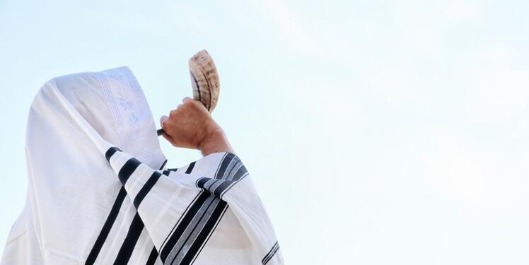 תקיעה בשופר (צילום: Tomertu / Shutterstock) תקיעה בשופר