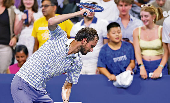 מהלך אופייני. מדבדב אחרי עוד הדחה בסיבוב הראשון מול בונזי | צילום: Elsa/Getty Images yk14489098